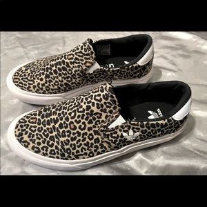 Adidas cheetah print court rallye slip